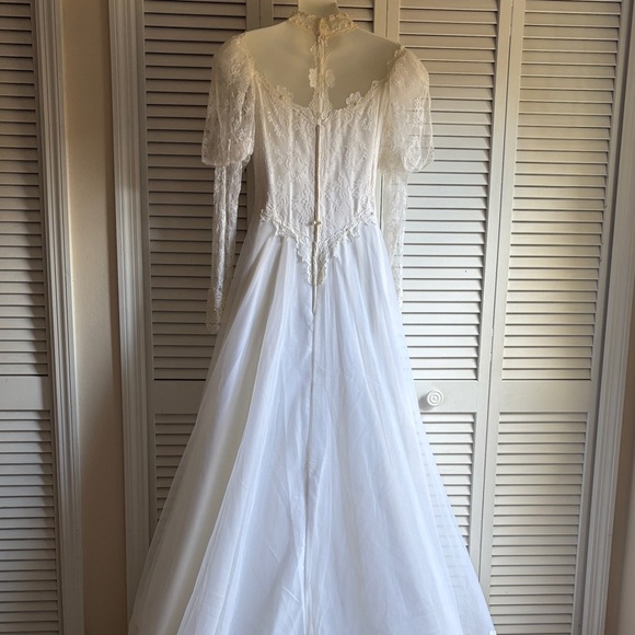 Elegant White Lace Wedding Dress - Picture 2 of 3